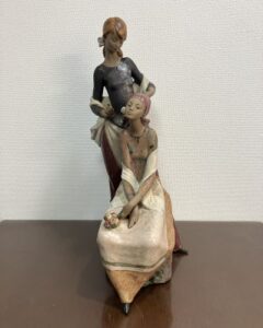 リヤドロの髪をすく姉妹の作品写真